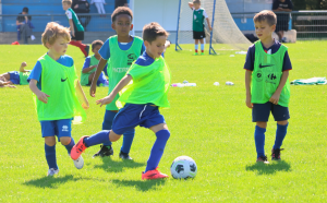 Quatre enfants jouent au football