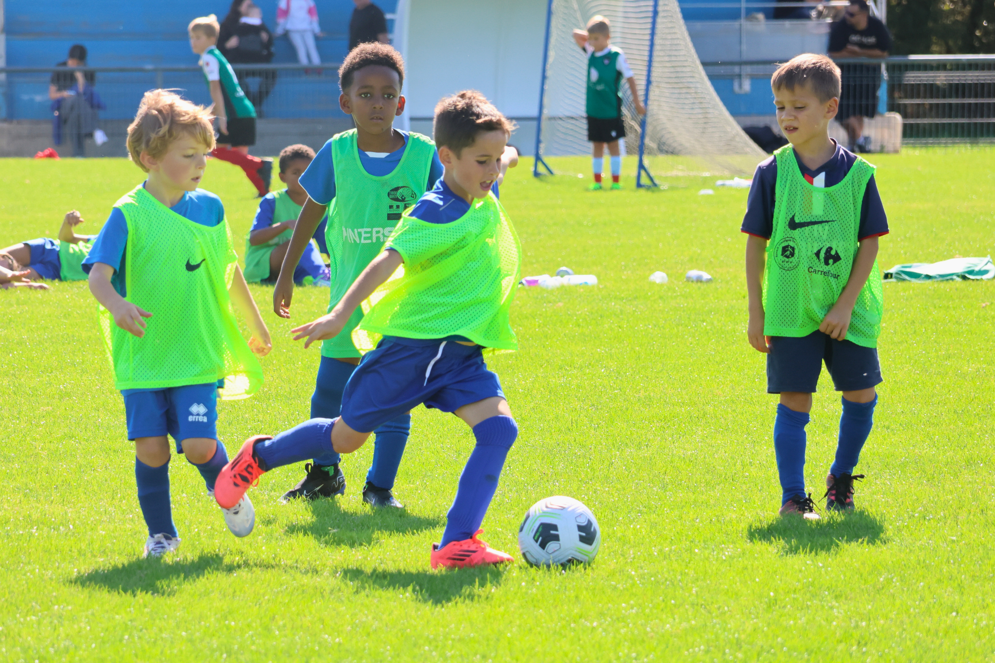 Quatre enfants jouent au football